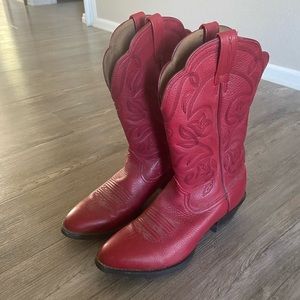 Womens Ariat cowgirl boots.